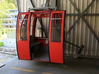 Seilbahnkabine Urmiberg mit offenen Tueren
