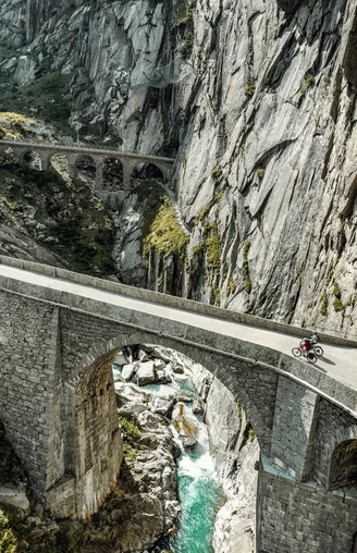 Mit dem E-Bike auf der Route 1291 über die Teufelsbrücke bei Andermatt.