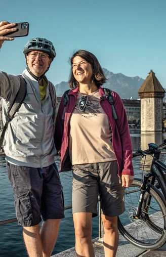 Ein Selfie mit dem Wasserturm in Luzern vor dem Start der Route 1291.