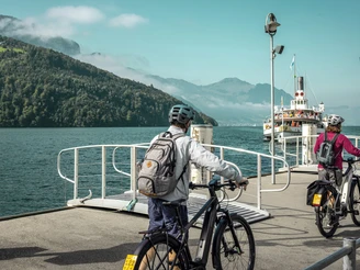 In Brunnen steigen die E-Biker der Route 1291 um auf das Schiff nach Flüelen.