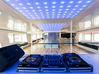 © Adler-Schiffe I Chantal Weber_MS KOI Dj Pult.jpg