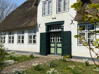 Friesenhaus in Keitum mit Osterglocken.jpg