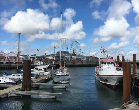 Lister Hafen mit Riesenrad.JPG