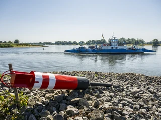 The Elbe ferry in Bleckede Die Elbfähre in BleckedeThe Elbe ferry in BleckedeLe bac sur l'Elbe à BleckedeDe Elbe veerboot in BleckedeElbe-færgen i Bleckede
