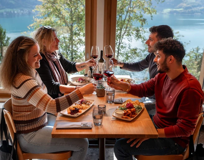 genusstour-thunersee-gruppe-restaurant-essen-trinken.jpg