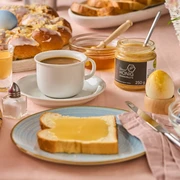 Frühstück im neanderland mit Düssel-Honig Vielfältiges Frühstück mit einer Scheibe Toast und Düssel-Honig, umgeben von Ostergebäck und Kaffee.