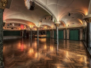 Festsaal leer Leerer Festsaal im historischem Stil mit gewölbten Decken, Säulen und gemütlicher BeleuchtungEmpty ballroom in historical style with vaulted ceilings, columns and cozy lighting