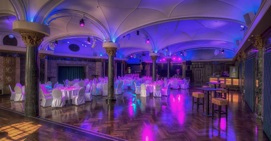 Festsaal Festsaal im historischem Stil mit gewölbten Decken, Säulen, Bankettbestulung und PartybeleuchtungHistoric-style ballroom with vaulted ceilings, columns, banquet seating and party lighting