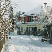 Höhleneingang im Winter