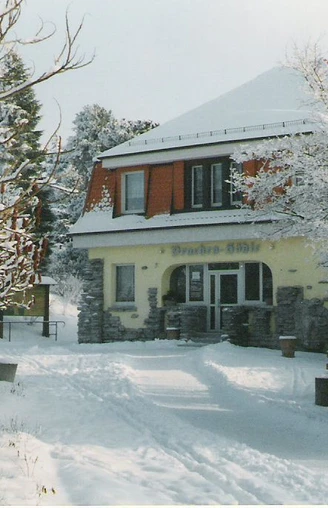 Höhleneingang im Winter