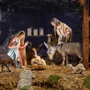 Weihnachtskrippe Krippenszene mit Figuren von Maria, Josef, Jesuskind, einem Esel und Ochse auf Stroh unter einem Holzstall.Nativity scene with figures of Mary, Joseph, baby Jesus, a donkey and ox on straw under a wooden stable.