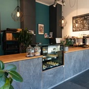 Hart & Herzlich Innenraum – Cafés in Leipzig Das Hart & Herzlich im Leipziger Norden hat eine moderne und einladende Theke