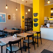 Jeepney Café Nord – Cafés in Leipzig Das Jeepney Café Nord ist in einem leuchtenden Gelb gestrichen und lädt zum Verweilen ein