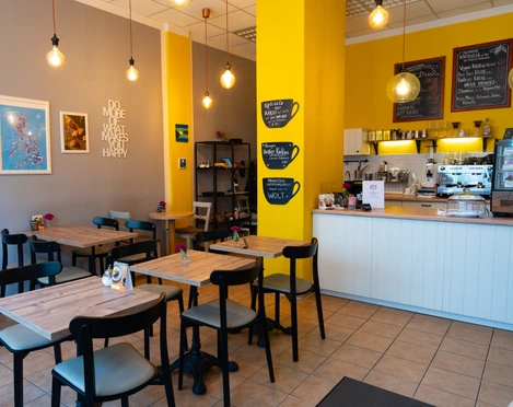 Jeepney Café Nord – Cafés in Leipzig Das Jeepney Café Nord ist in einem leuchtenden Gelb gestrichen und lädt zum Verweilen ein