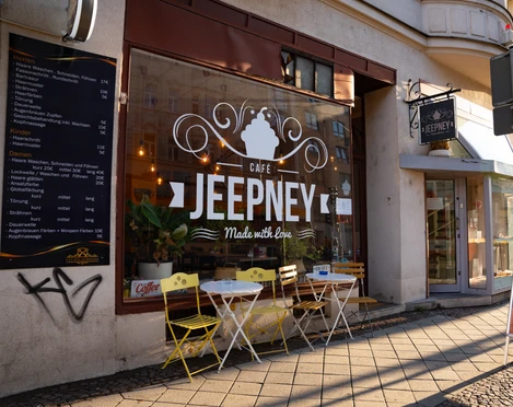 Jeepney Café Nord – Cafés in Leipzig Das Schaufenster des Cafés Jeepney zeigt die Aufschrift "Jeepney – Made with love"