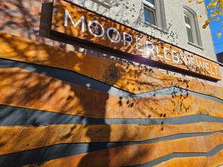 moorerlebniswelt-bad-driburg-bad-driburger-touristik-gmbh-1.jpg Außenwand der Moorerlebniswelt.