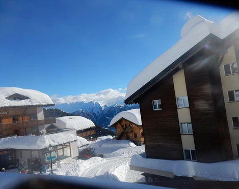 Blick_auf_Haus_Lusa_und_Coop