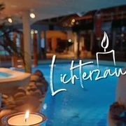 Atoll.jpg Kerzen in Windlichtern umrahmen einen stimmungsvoll beleuchteten Pool bei einer Abendveranstaltung.