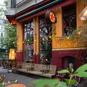 Café Puschkin Außensitz – Cafés in Leipzig Das Café Puschkin bietet Sitzgelegenheiten direkt auf der belebten Karl-Liebknecht-Straße