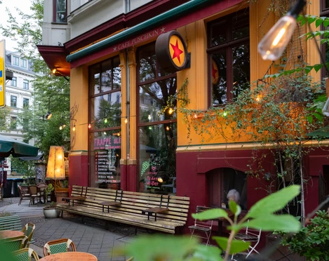 Café Puschkin Außensitz – Cafés in Leipzig Das Café Puschkin bietet Sitzgelegenheiten direkt auf der belebten Karl-Liebknecht-Straße
