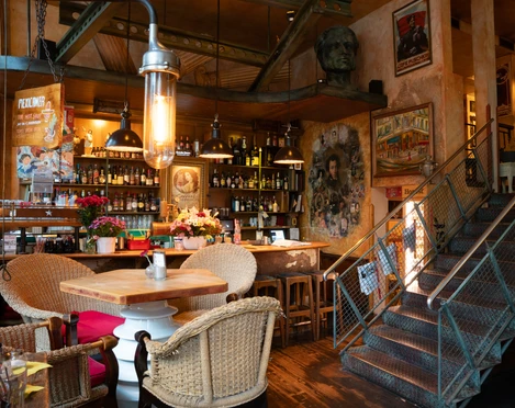 Café Puschkin – Cafés in Leipzig Das Café Puschkin ist ein bequemes Café, eingerichtet mit viel Holz und warmen Farbtönen