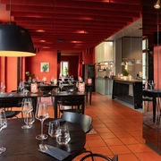 Gasthaus Helmut Innenraum – Restaurants in Leipzig Das Gasthaus Helmut ist mit vielen roten Akzenten eingerichtet und sehr modern