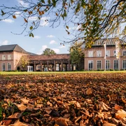 GRASSI Museumskomplex Leipzig - Museen in Leipzig Der Johannisplatz vor dem GRASSI Museumskomplex ist mit buntem Laub bedeckt, im Hintergrund ist der Eingang zum Museum, Familie, Freizeit, Ausstellungen