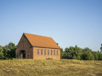 St.-Lukas-Kapelle in Popelau Die St.-Lukas-Kapelle in Popelau ist der einzige je im Sperrgebiet gebaute Sakralbau.St Luke's Chapel in Popelau is the only sacred building ever built in the restricted area.La chapelle Saint-Luc à Popelau est le seul édifice religieux jamais construit dans la zone interdite.De Sint-Lucaskapel in Popelau is het enige heilige gebouw dat ooit in het verboden gebied is gebouwd.Lukaskapellet i Popelau er den eneste hellige bygning, der nogensinde er bygget i det afspærrede område.