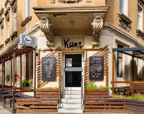 Kune Außenbereich – Bars in Leipzig Der Außenbereich der Bar Kune hat viele bequeme Holzmöbeln