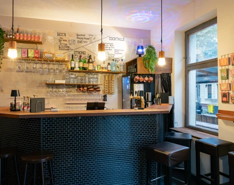 Kune Bar – Bars in Leipzig Der Barbereich ist mit dunkelblauen Fliesen verziert