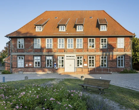 The house of the guest in Neuhaus Das Haus des Gastes in NeuhausThe house of the guest in NeuhausLa maison d'hôtes de NeuhausHet huis van de gast in NeuhausGæstens hus i Neuhaus