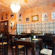 La Cantina Tapas und Weinbar – Restaurants in Leipzig Das Restaurant La Cantina ist mit dunklem Holz möbliert, die Wände sind halbhoch gefliest.