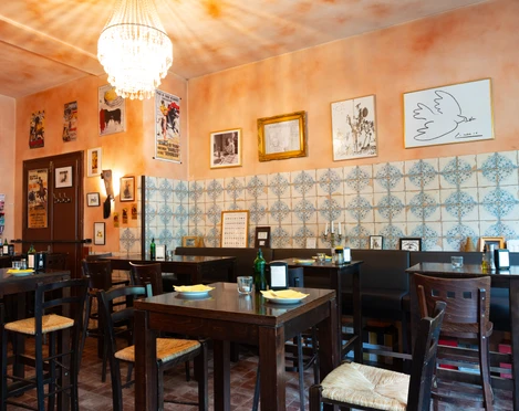 La Cantina Tapas und Weinbar – Restaurants in Leipzig Das Restaurant La Cantina ist mit dunklem Holz möbliert, die Wände sind halbhoch gefliest.