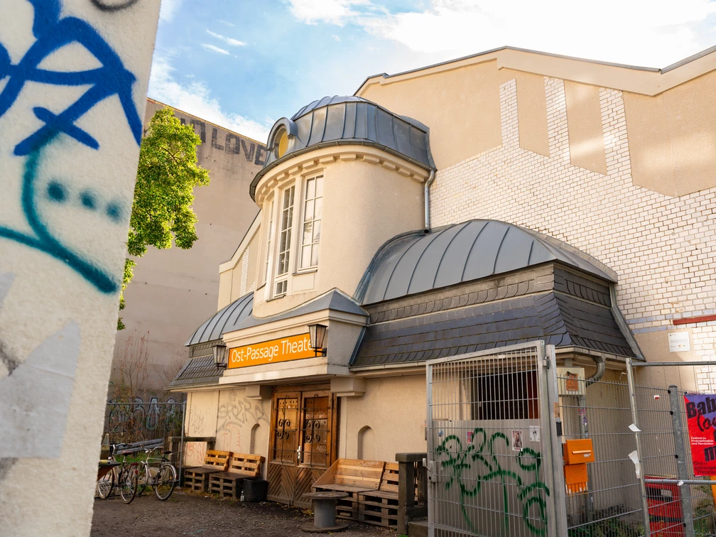 Ost-Passage Theater Außenansicht – Kultur in Leipzig Das Gebäude des Ost-Passage Theaters zeigt durch die besondere Form schon von Außen, dass es sich um eine ehemalige Passage handelt