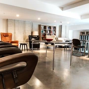 Empore 1. OG - Break Out, Rückzug, Technik Break Out Raum mit gemütlichen LedersesselnBreak out room with comfortable leather armchairs