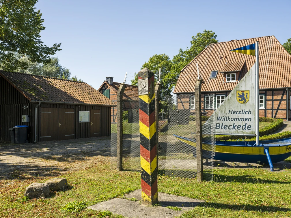Border exhibition and Alte Schule guest house Grenzausstellung und Gästehaus Alte SchuleBorder exhibition and Alte Schule guest houseExposition frontalière et maison d'hôtes de l'ancienne écoleGrens tentoonstelling en pension Alte SchuleGrænseudstilling og Alte Schule gæstehus