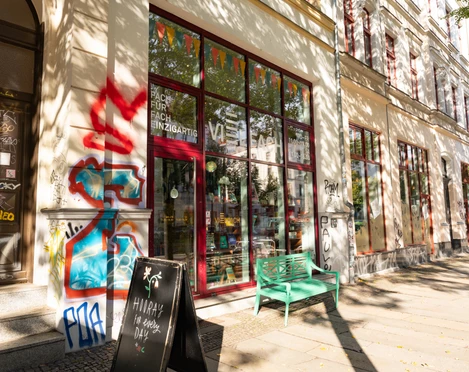 Vielfach Concept Store Südvorstadt Außenansicht – Shopping in Leipzig Schaufenster des Concept Stores Vielfach