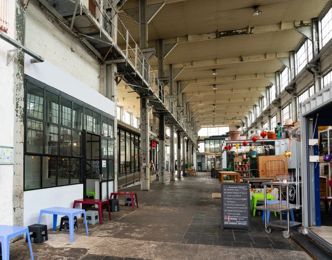 Westwerk Innenansicht – Kultur in Leipzig In den ehemaligen Industriehallen sind heutzutage eine Vielzahl an Ateliers, shops, Cafes und Veranstaltungsflächen zu finden.