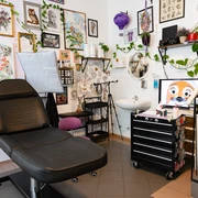 Zum Veganauten Tattoostudio Innenansicht An der Wand des Tattoostudios hängen viele verschiedene Bilder mit Skizzen und Entwürfen