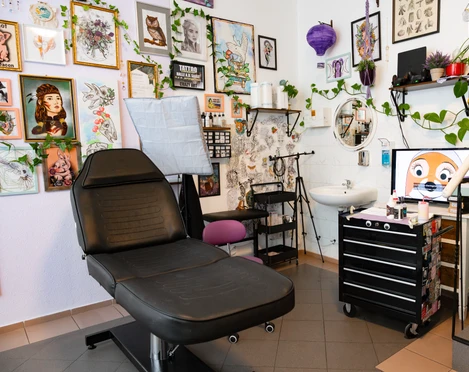 Zum Veganauten Tattoostudio Innenansicht An der Wand des Tattoostudios hängen viele verschiedene Bilder mit Skizzen und Entwürfen