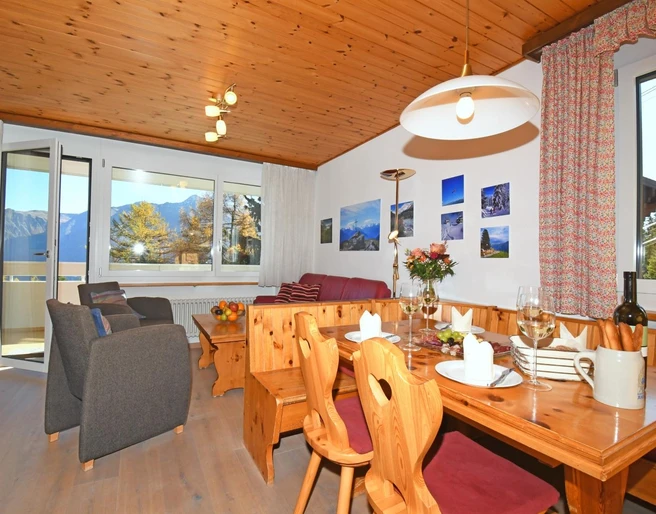 Ferienwohnung Alpenhaus Nr.38 -Wohnzimmer-Esstisch