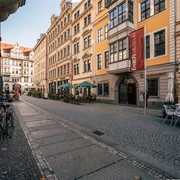 Bach-Museum Leipzig - Musikstadt Leipzig Blick auf den Eingang des Bachmuseums und den Thomaskirchhof.