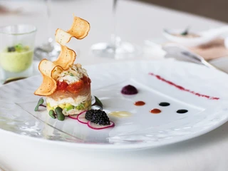 ©KD_RheinGalaxie_12.jpg Appetizer mit Krabbe, Lachs und GemüseAppetizer with crab, salmon and vegetables