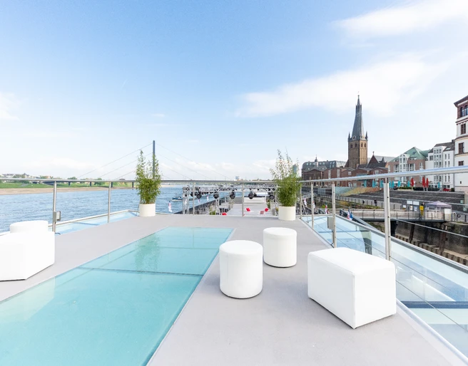 ©KD_RheinGalaxie_03.jpg Leeres Sonnendeck eines Eventschiffs auf dem RheinEmpty sun deck of an event ship on the Rhine