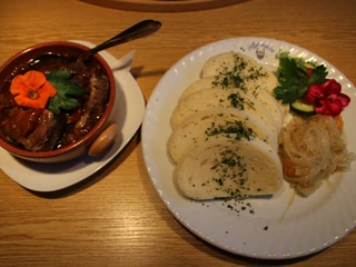 Gericht mit Böhmischen Semmelknödeln im Restaurant Flößerstube