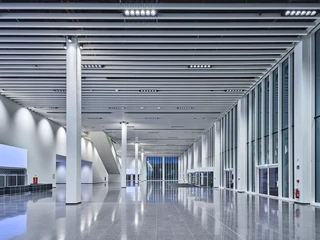 Kc_Confex_Foyer_Sued_Entrance_and wardrobes Helles Confex Foyer mit GlasfassadeBright Confex foyer with glass façade