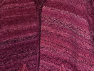 Strickjacke Strickjacke in Rottönen mit feiner Musterung und zwei sichtbaren Taschen auf der Vorderseite