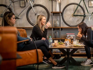velo-cafe-interlaken-gaeste-sitzen-essen.jpg