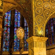 Aachener Dom pixabay Innenaufnahme des Aachener Doms mit seinen bunten, hohen Fenstern und goldverzierter Decke und Säulen.