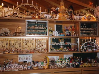 Fachgeschäft für erzgebirgische Volkskunst Küchen- & Raumgestaltung Geipel in Theuma